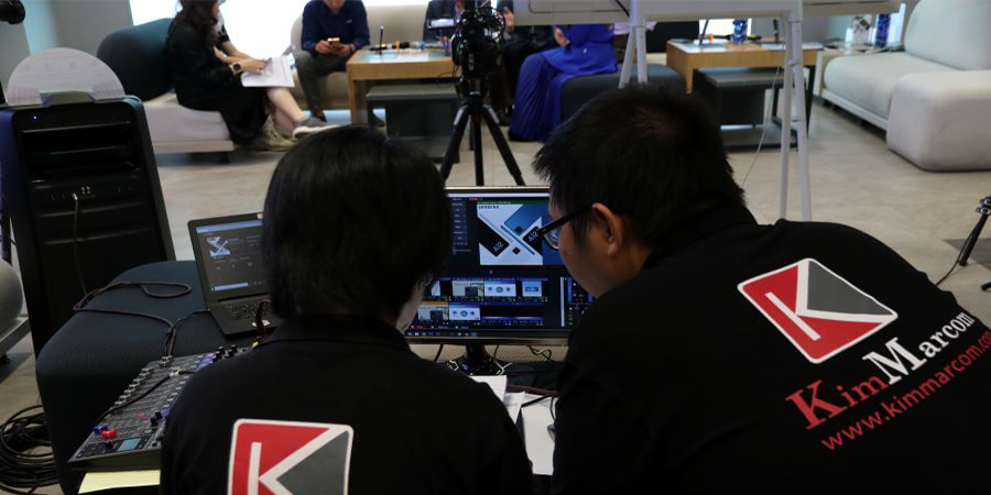 Kim Marcom livestream sự kiện ra mắt sản phẩm điện thoại Samsung trên MXH